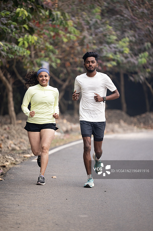 快乐的健身爱好者在户外跑步图片素材