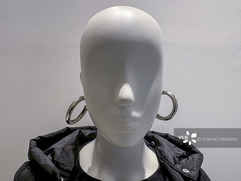 白色模特头部特写，佩戴着圈形耳环图片素材