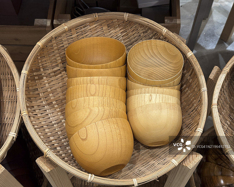 编织篮子里的轻木碗堆叠图片素材