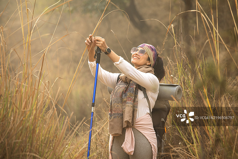 无忧无虑的女性徒步旅行者在森林中享受时光图片素材