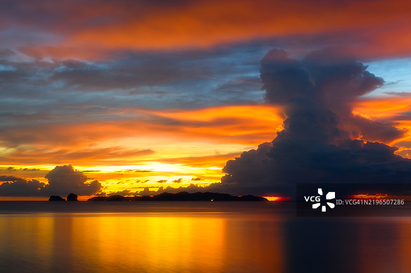 海面上方的戏剧性天空和风暴云，水面上有倒影图片素材