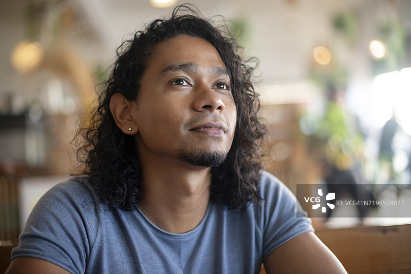 放松、思考的男子在咖啡馆中幻想，寻找灵感、解决方案或度假。面孔、想法或印度男性在餐厅或咖啡店等待订单，进行反思。图片素材