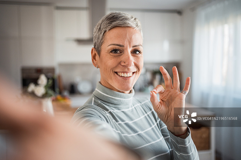 一位视频博主与粉丝分享她的世界图片素材