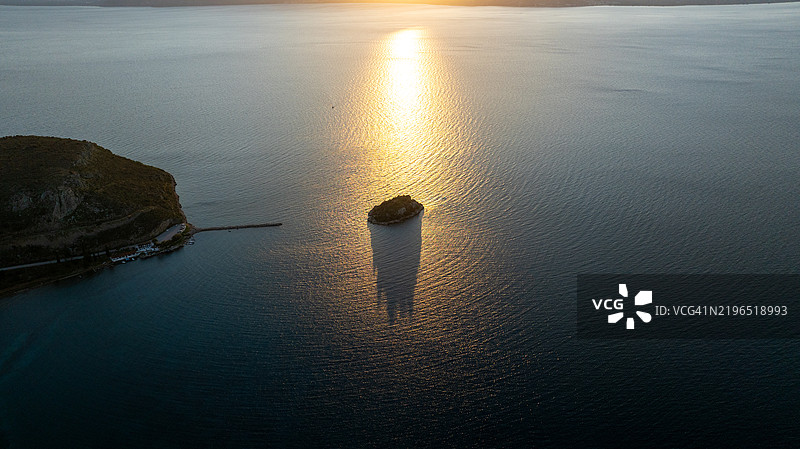 日落在孤岛上投下阴影图片素材
