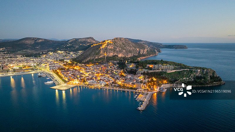 希腊纳夫普利奥黄昏时的鸟瞰图图片素材