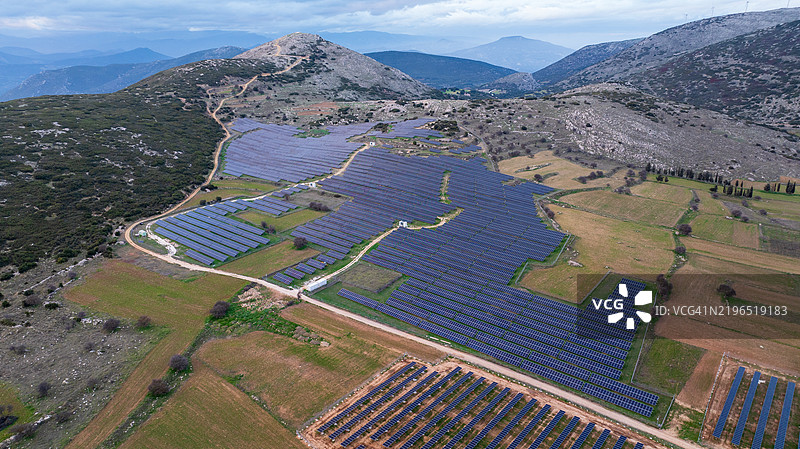 山区乡村风景中的太阳能农场图片素材