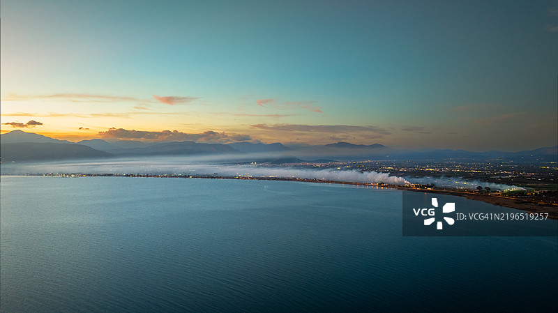 海边污染工厂的鸟瞰图图片素材