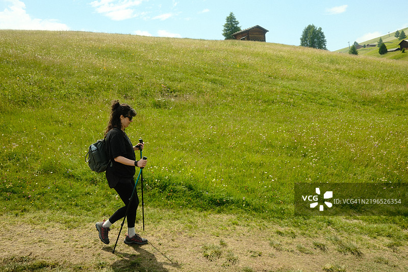 一位女性在阿尔卑斯山上徒步旅行图片素材