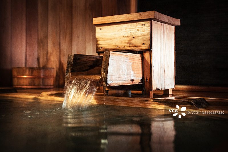 木制浴桶向温泉倒水图片素材