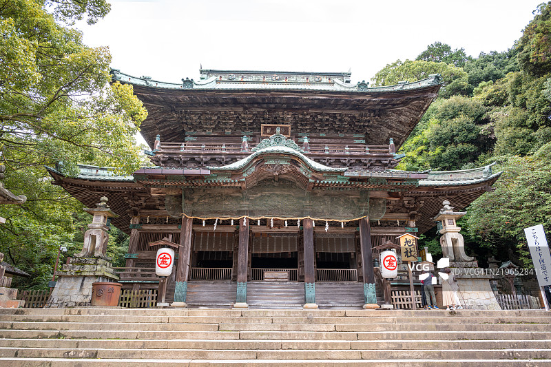 被郁郁葱葱的绿树环绕的朝日社日本神社图片素材