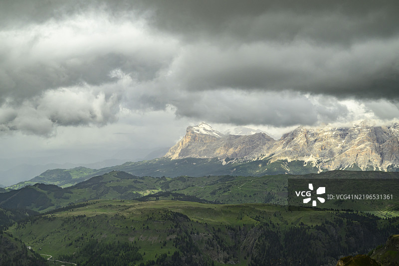 春季时分，俯瞰多洛米蒂山脉的阿尔塔巴迪亚山庄图片素材