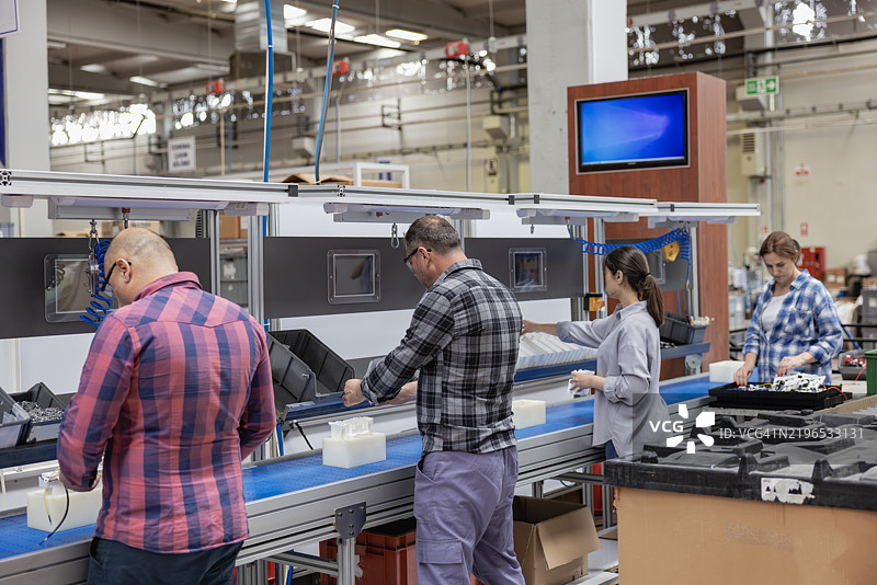 工厂生产线上的一组工人正在工作图片素材