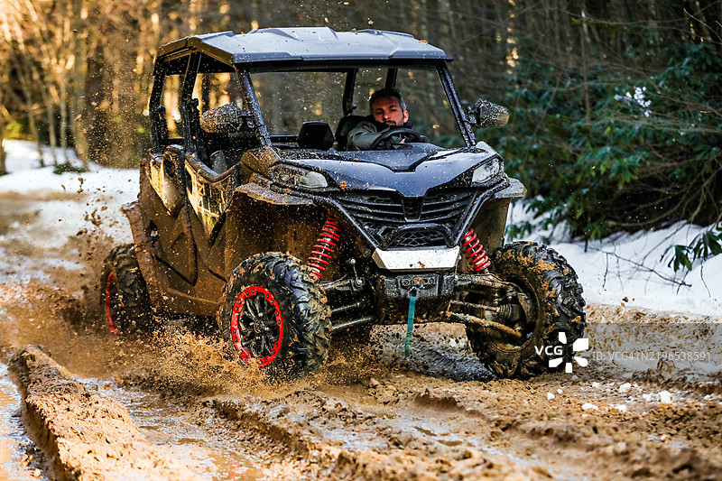 越野UTV赛车在泥泞的艰难赛道上飞驰图片素材