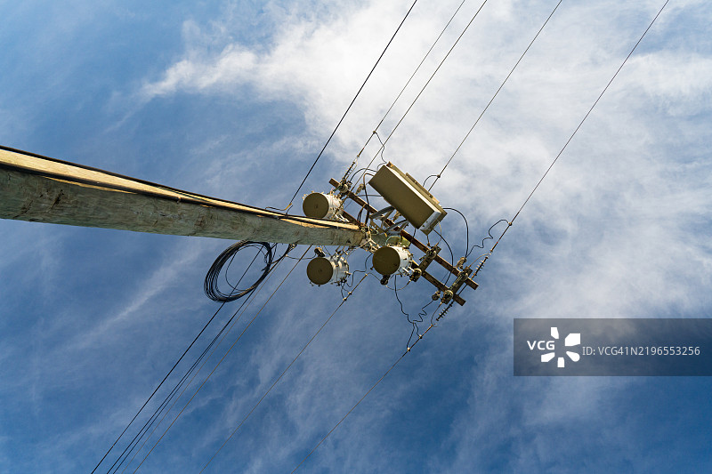 从下方直接仰望电力杆图片素材