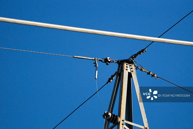 电缆连接在电力杆上的电线杆图片素材