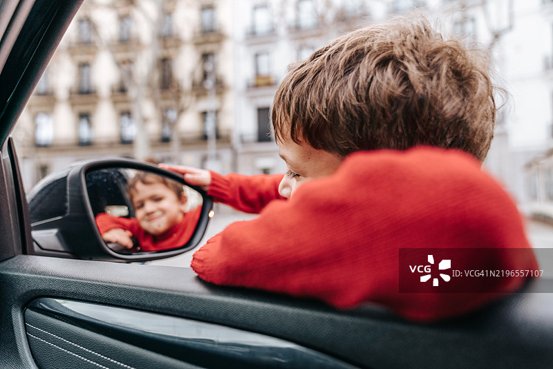 一家人跑着去上车，前往马德里游玩图片素材