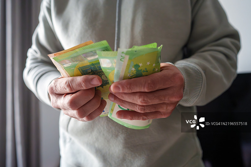 手中数着欧元钞票的人图片素材
