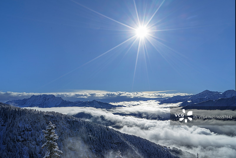 冬季山谷中的雾气。图片素材