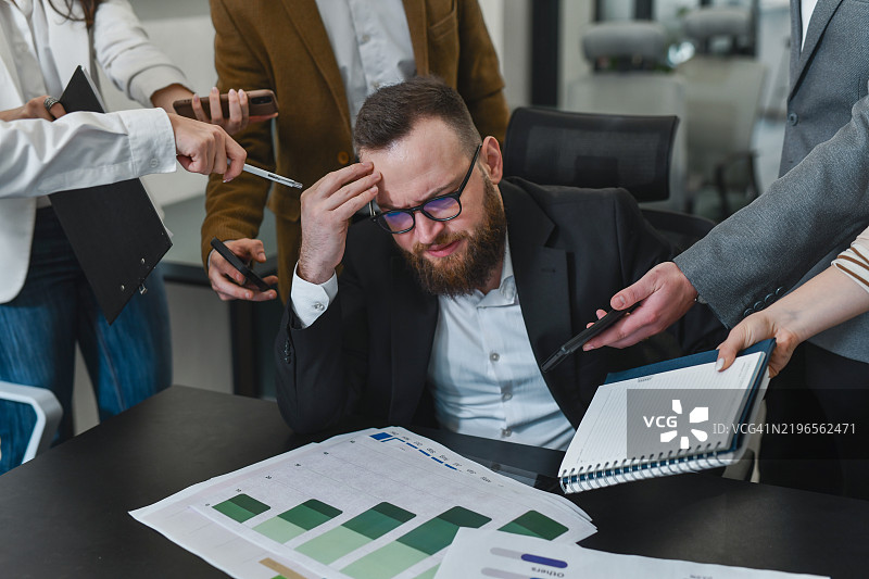 男性主管看到每月糟糕的业绩后感到头痛图片素材