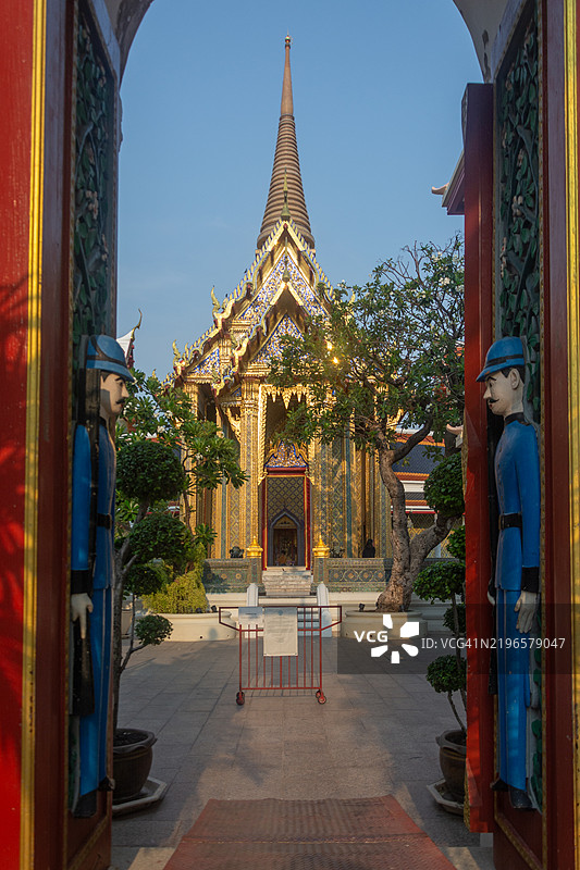 曼谷拉差博皮寺大门口的一对卫兵。图片素材