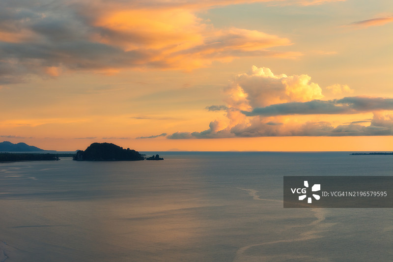日落时分的广阔海洋和天空的鸟瞰图图片素材