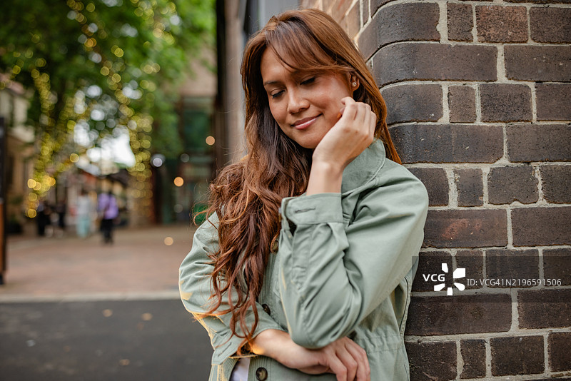 捕捉年轻人在澳大利亚悉尼充满活力的街道上探索时的快乐与友谊图片素材