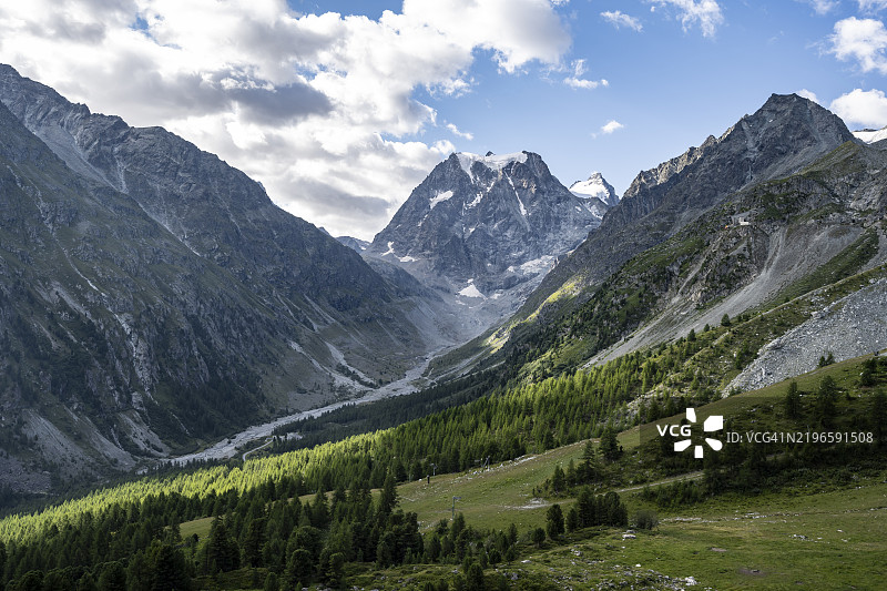阿罗拉附近的山地风景，蒙特·科隆峰背后，瑞士瓦莱州，西阿尔卑斯山脉图片素材
