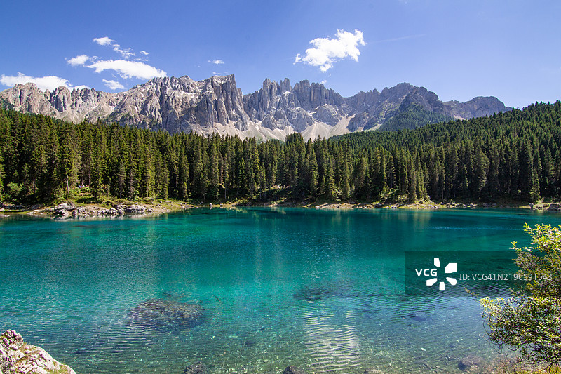 卡雷扎湖和拉泰马尔山脉的广角视图，意大利南蒂罗尔省博尔扎诺的拉泰马尔山，卡雷扎湖的风景。图片素材