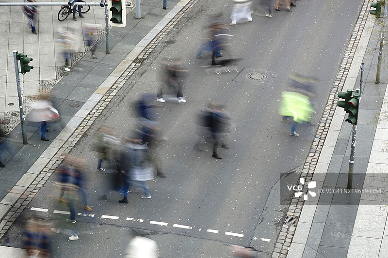 行人穿过街道，长时间曝光，德国，欧洲图片素材