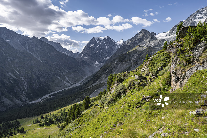 阿罗拉附近的如画山景，蒙特·科隆峰在后，瑞士瓦莱州，西阿尔卑斯山脉图片素材