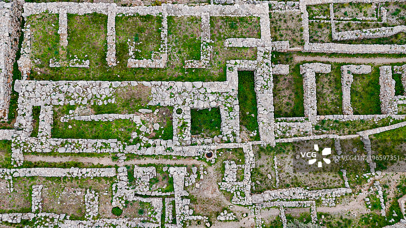 希腊迈锡尼考古遗址的鸟瞰图，展示了狮子门、克吕泰墨斯特拉的拱顶墓以及被郁郁葱葱的绿树环绕的古代遗迹，历史地标和联合国教科文组织世界遗产，古希腊历史的概念。图片素材