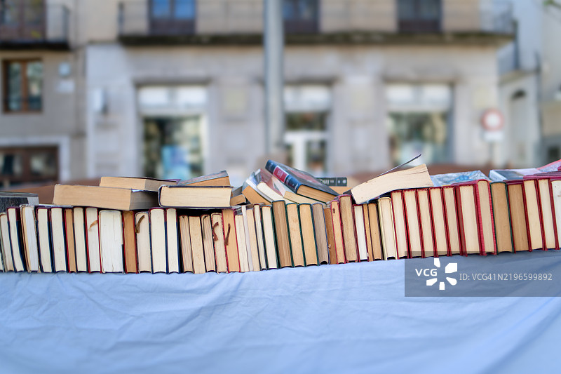 二手市场上展示了大量书籍。图片素材