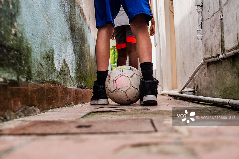 小男孩的下半身与足球图片素材