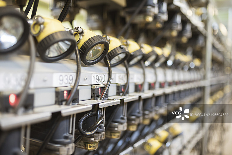 矿井灯房架子上的矿灯图片素材