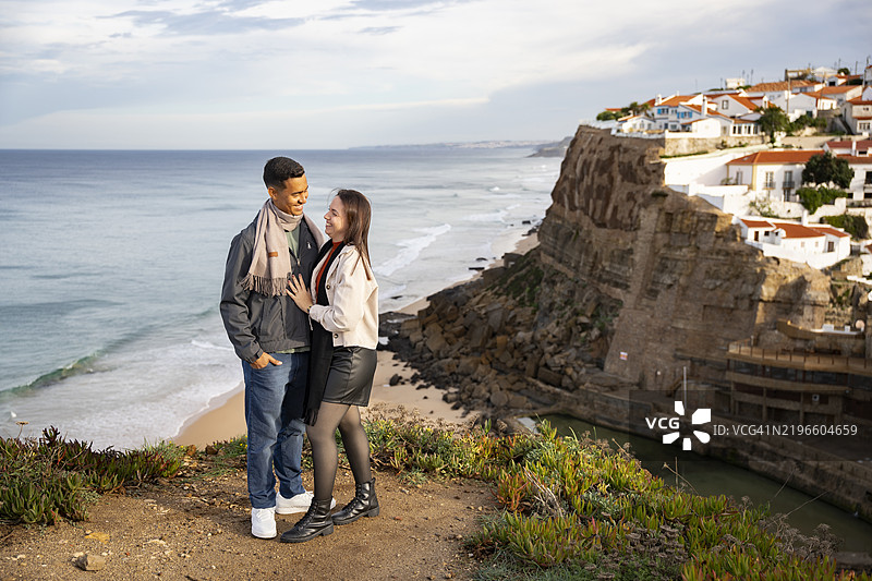 在阿泽纳斯杜马尔拥抱的情侣图片素材