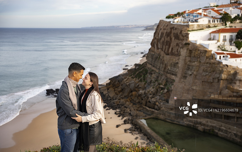 在阿泽纳斯杜马尔拥抱的情侣图片素材