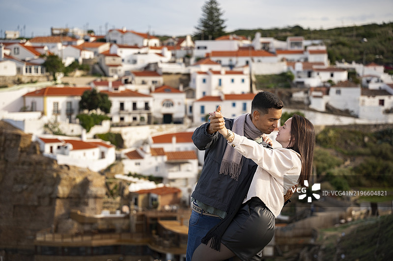 在阿岚哈斯·杜·马尔跳舞的恋爱情侣图片素材