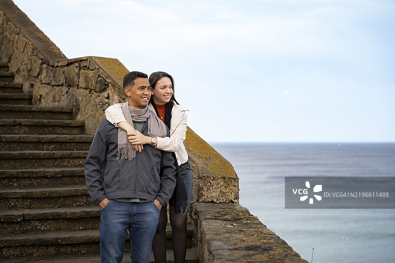 在阿岚哈斯杜马尔的楼梯上的情侣图片素材