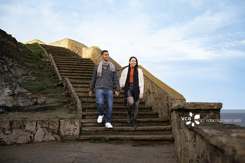 一对情侣在阿岚哈斯杜马尔的楼梯上走下去图片素材
