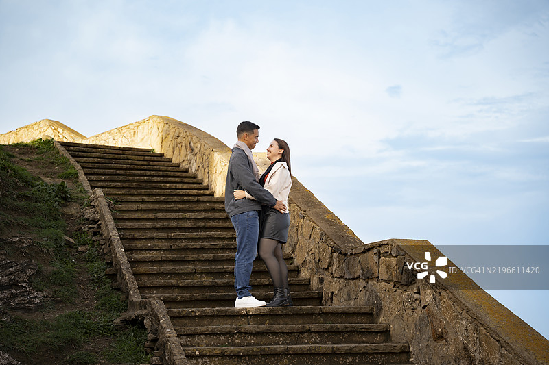 海滩楼梯上的恋爱情侣图片素材