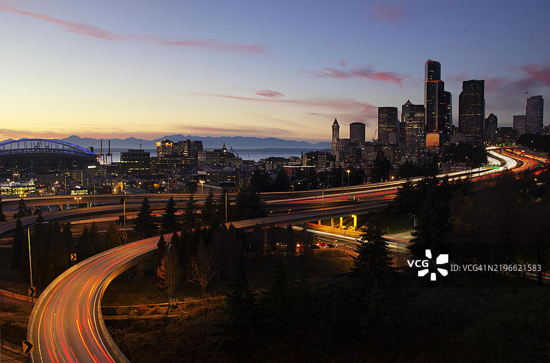 西雅图天际线，黄昏时分的奥林匹克山脉图片素材