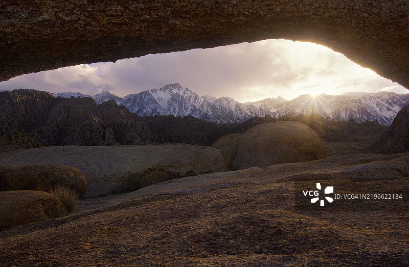 阿拉巴马山丘的车床拱门框住了惠特尼山图片素材