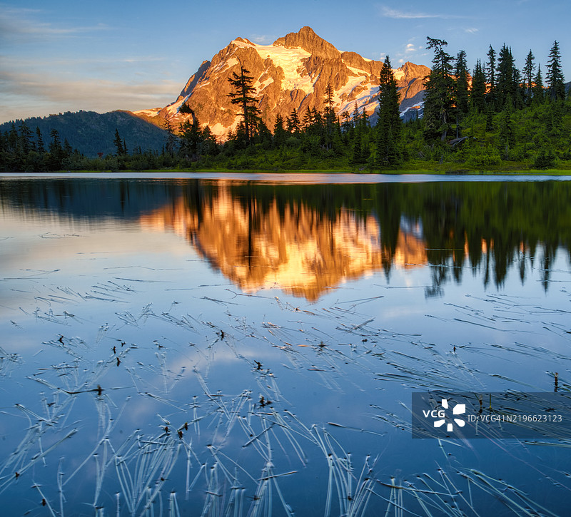 舒克山在北喀斯喀特国家公园的图画湖中倒影图片素材