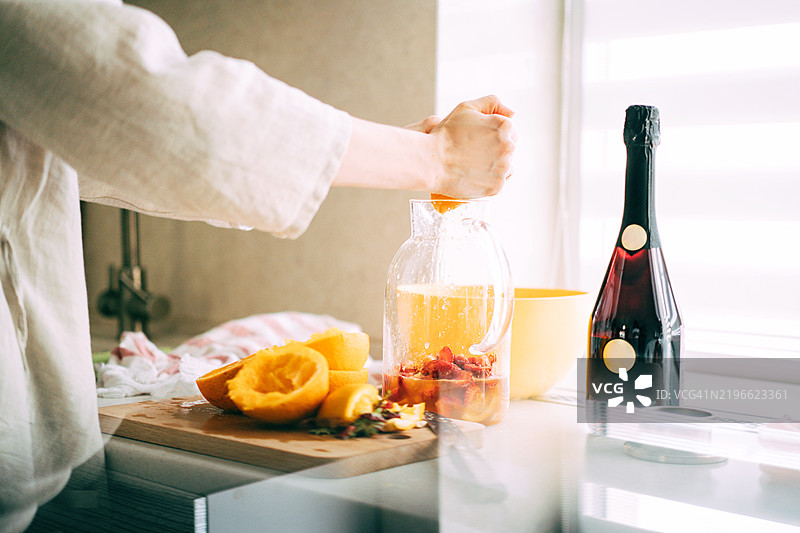 在阳光明媚的厨房里准备新鲜水果桑格利亚酒图片素材