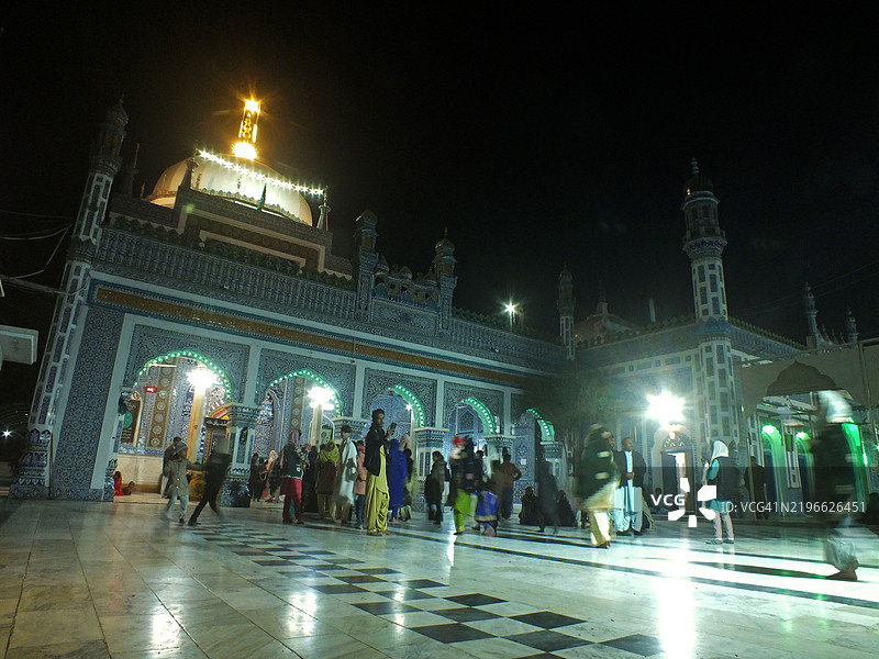 信徒们在苏菲圣人沙阿·阿卜杜勒·拉提夫·比泰的神龛庭院中图片素材