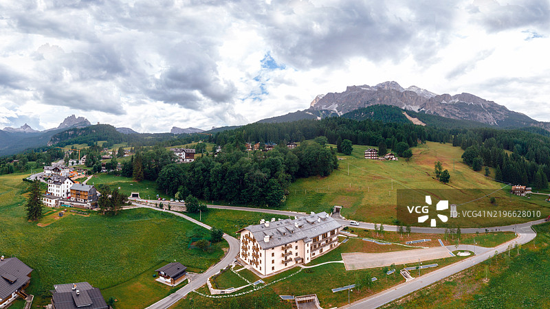 旅游小镇科尔蒂纳·丹佩佐，阿尔卑斯绿色景观与雄伟的多洛米蒂山脉全景。房屋和酒店的景观。意大利贝卢诺省，南蒂罗尔。图片素材