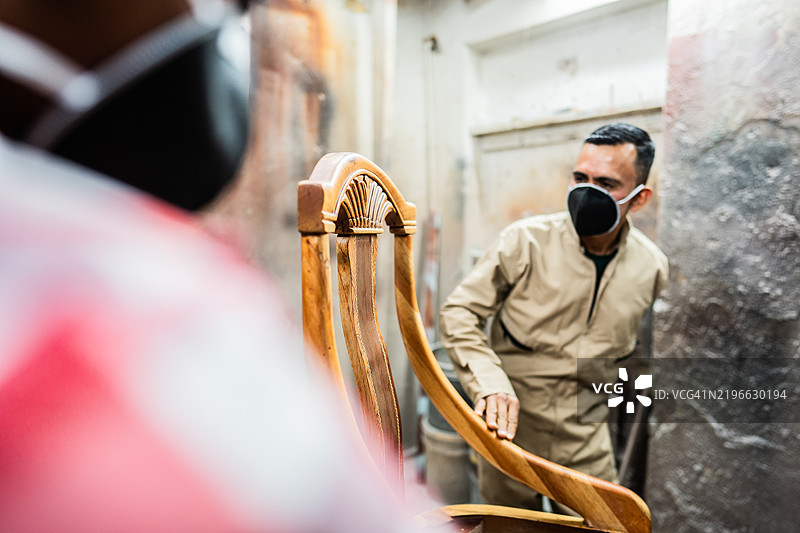 木工车间中一把椅子的特写图片素材