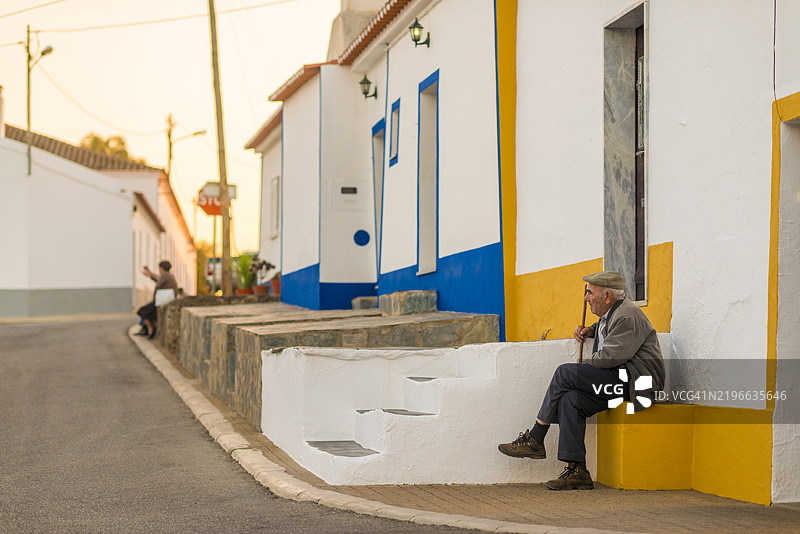 来自蒙萨拉兹的老人图片素材