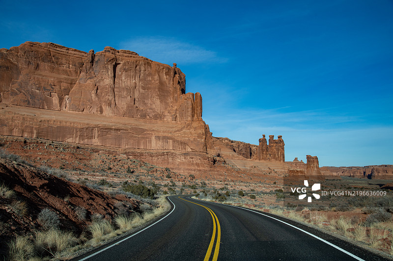 犹他州拱门国家公园的高速公路穿过巨大的砂岩石柱，位于美国西南部，北美。图片素材