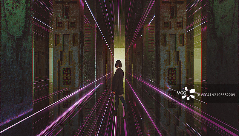 年轻女性站在未来城市的走廊里图片素材